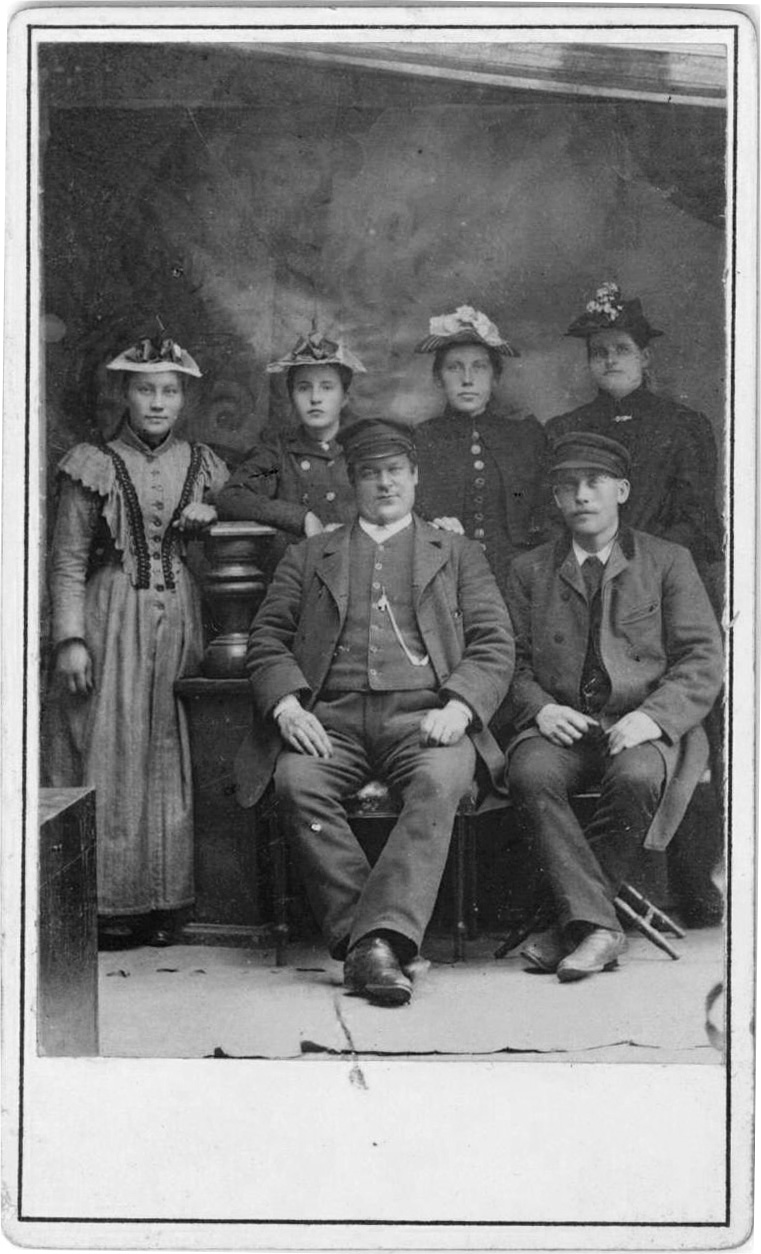 Kalvlunds ungdomar, ca 1880-tal. Marknadsfoto?