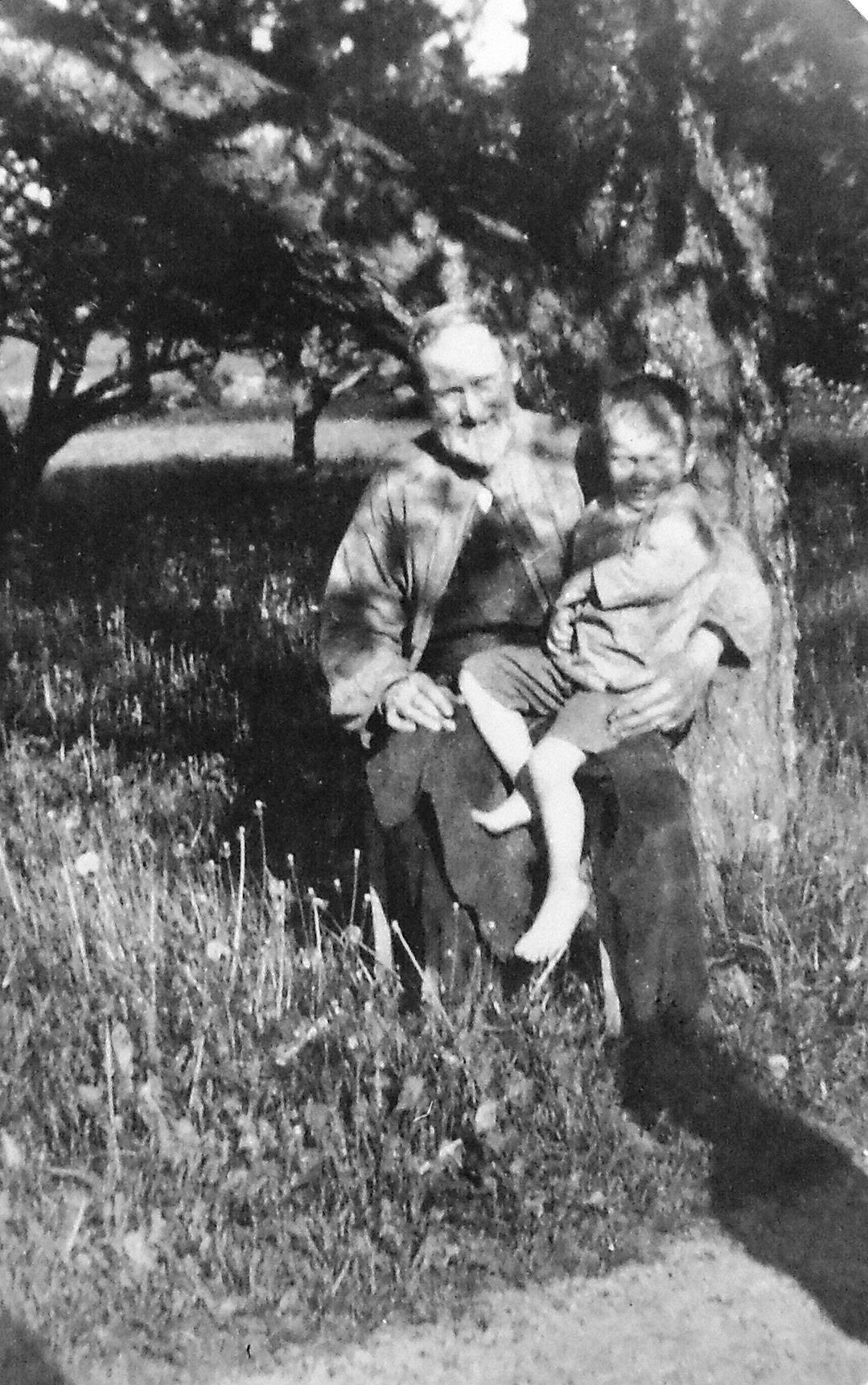 Lars med Georg i knät ca 1923
