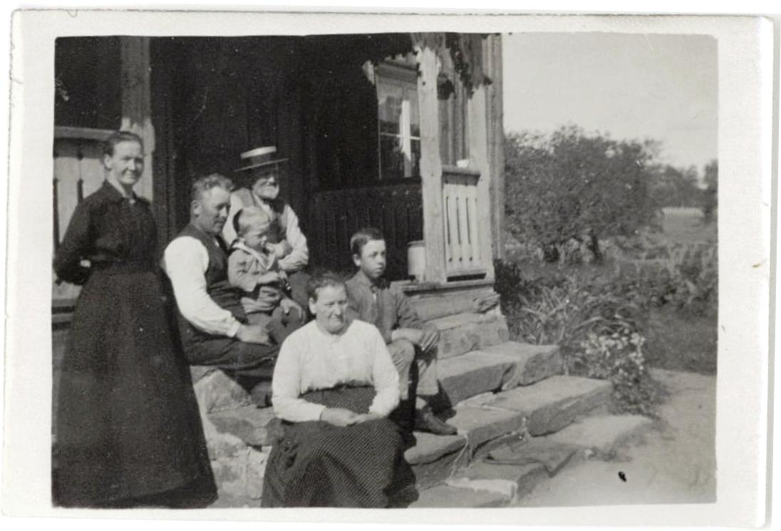 på trappen Östistuga ca 1921